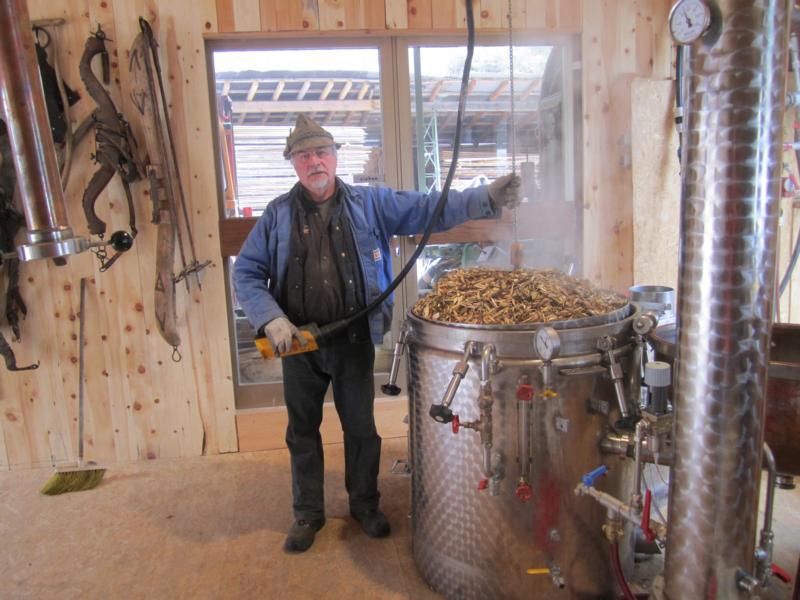 Zirbenölgewinnung im Betrieb